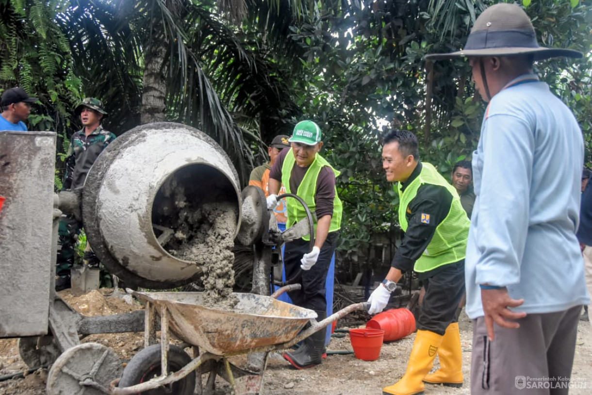 30 November 2025&nbsp; Gotong Royong Membangun Infrastruktur Bersama Masyarakat Desa Sungai Merah Kecamatan Pelawan