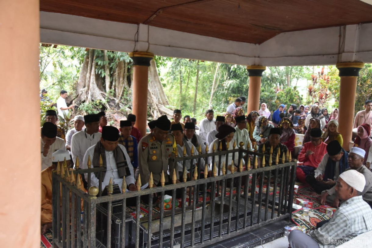 11 Oktober 2023 - Penjabat Bupati Sarolangun Melakukan Ziarah ke Makam Syeh Abdul Gani Tjokroaminoto Rio Depati Raden Joyodiningrat Singidilago di Desa Lidung