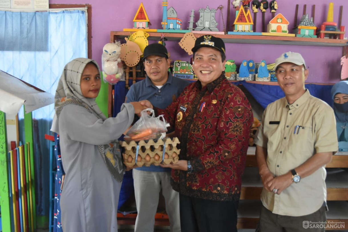 15 September 2023 - Penjabat Bupati Sarolangun Memberikan Bantuan Sembako Kepada Ibu Hamil dan Balita di Kantor Posyandu Kelurahan Pauh