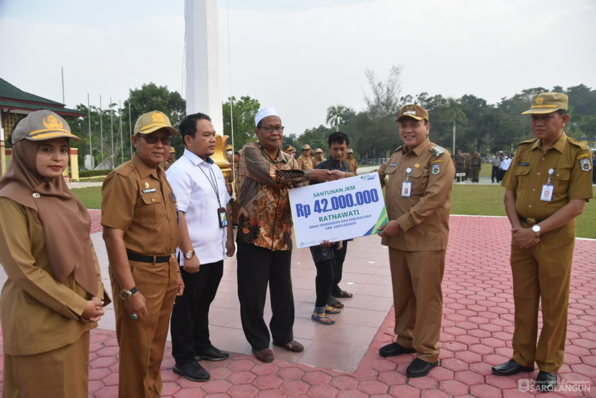 18 September 2023 - Penjabat Bupati Sarolangun Memimpin Apel Gabungan Sekaligus Memberikan Santunan JKM Dan Beasiswa Di Lapangan Gunung Kembang Sarolangun