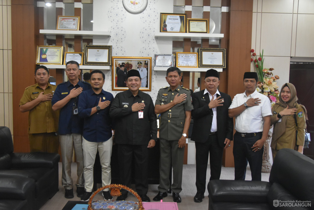 30 April 2024 - Penandatanganan Penyerahan Dana Hibah Penyelenggaraan Pemilihan Pemilihan Bupati Wakil Bupati Di Ruang Kerja Bupati Sarolangun