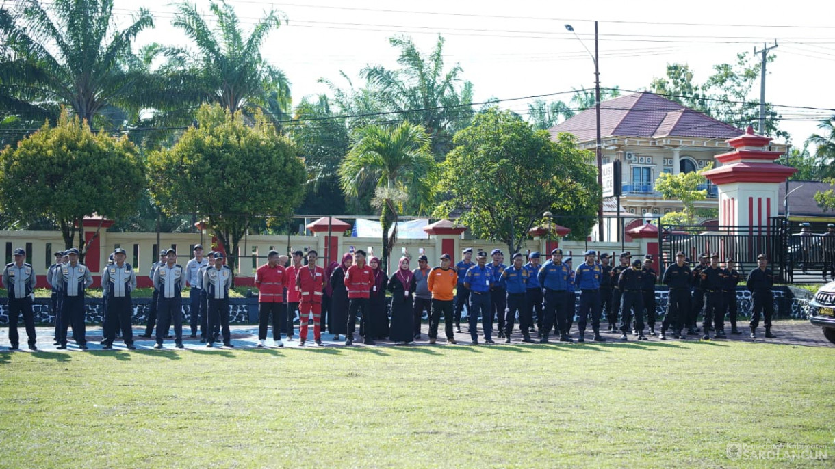 Apel Gelar Pasukan Dalam Rangka Operasi Lilin Tahun 2025 Sekaligus Memberikan Penghargaan dari Bapak Bupati Kepada 4 Pejabat Polres Sarolangun