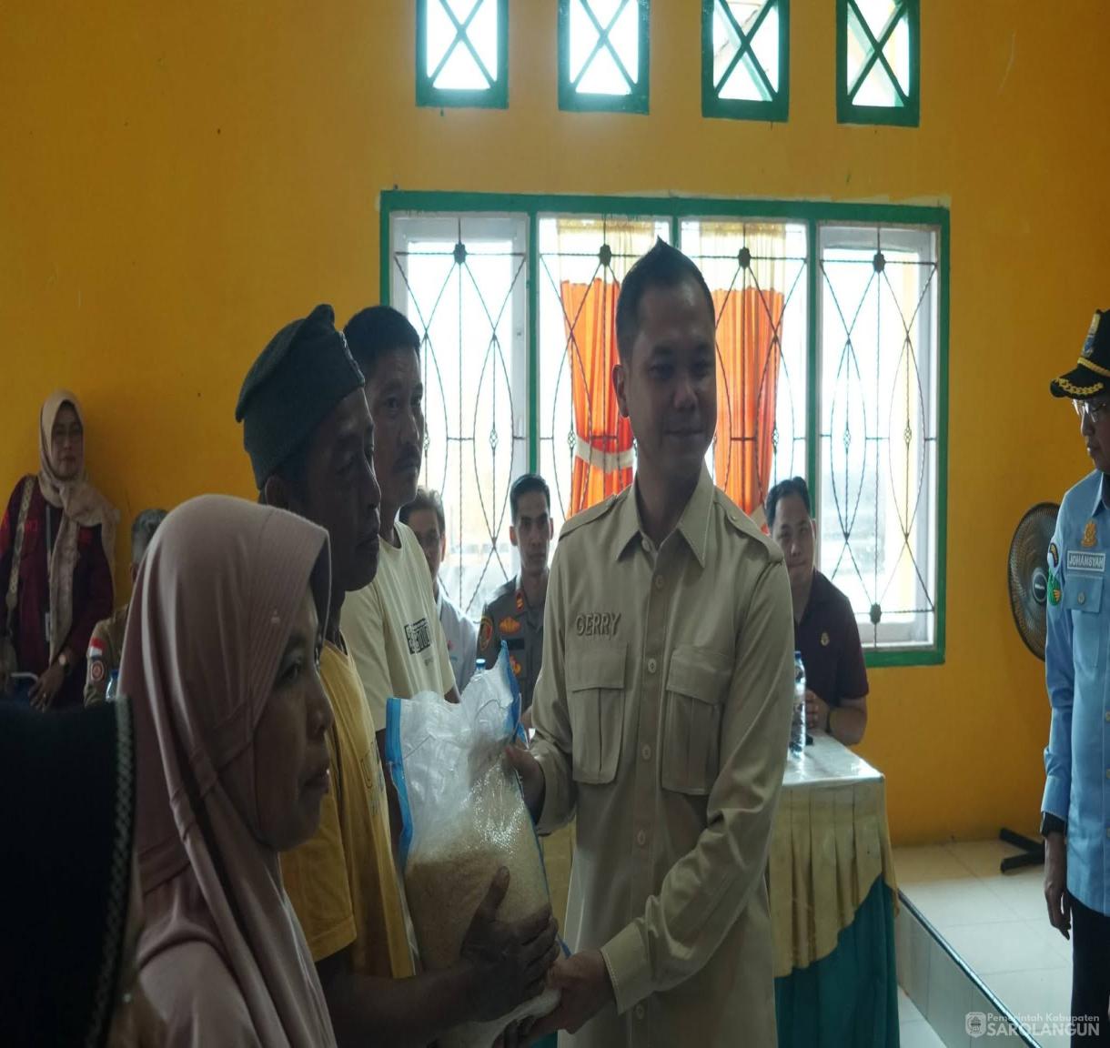 13 Juni 2026 Gubernur Jambi didampingi Wakil Bupati Sarolangun Menyerahkan Bantuan Beras Cadangan Pangan Pascabanjir di Kabupaten Sarolangun