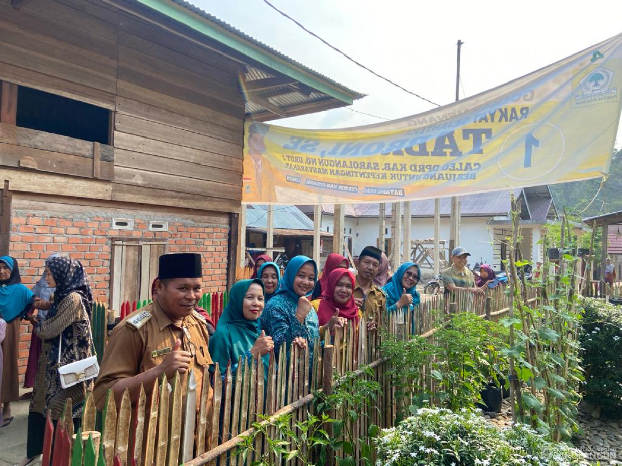 Senin,16 Oktober 2023, Ibu Penjabat Bupati Sarolangun selaku Ketua TP PKK dan Bunda PAUD Kab.Sarolangun melaksanakan kegiatan Penilaian Dasawisma,Parenting Bunda PAUD, dan Pemberian Bantuan Stunting di Desa Raden Anom Kecamatan Batang Asai