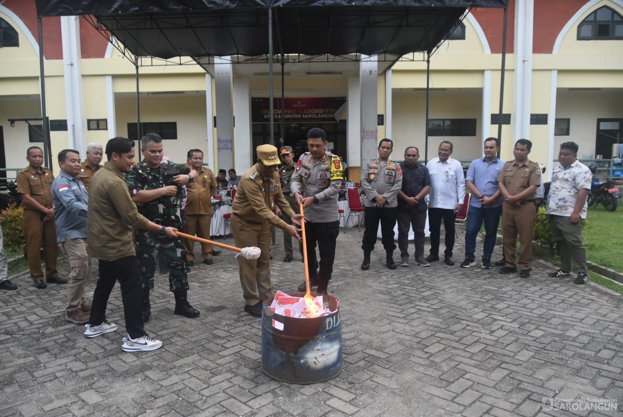 26 November 2024 - Pemusnahan Surat Suara Pemilihan Gubernur Wakil Gubernur, Bupati Wakil Bupati, Bertempat di Gedung Tennis Indoor Sport Center