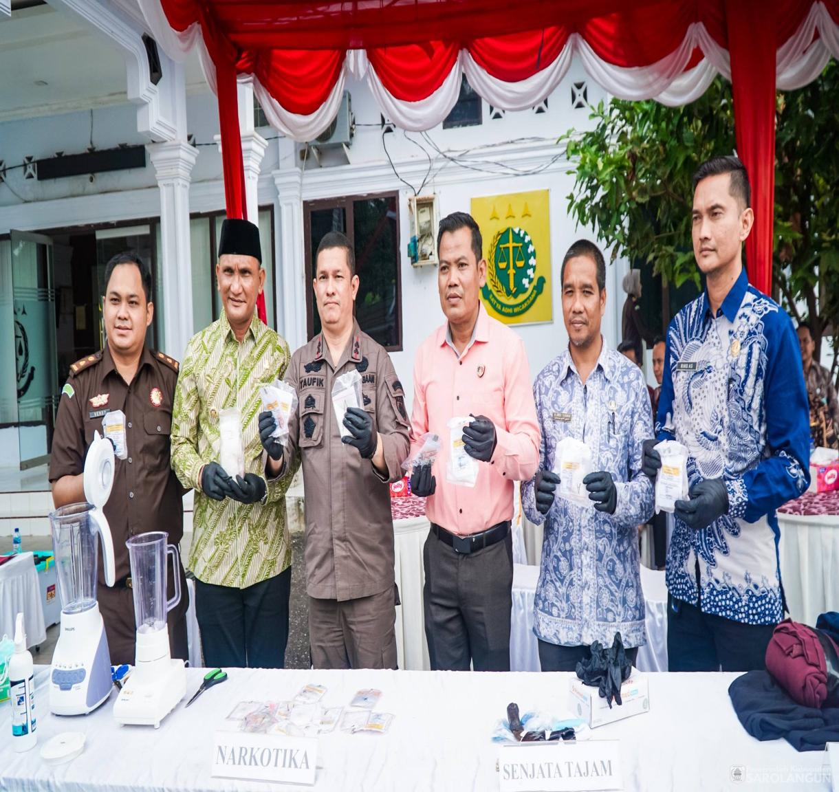 4 Juni 2026 Bupati Sarolangun menghadiri Pemusnahan Barang Bukti Narkotika, Senjata Tajam, dan Pakaian bertempat di Halaman Kantor Kejaksaan Negeri Sarolangun