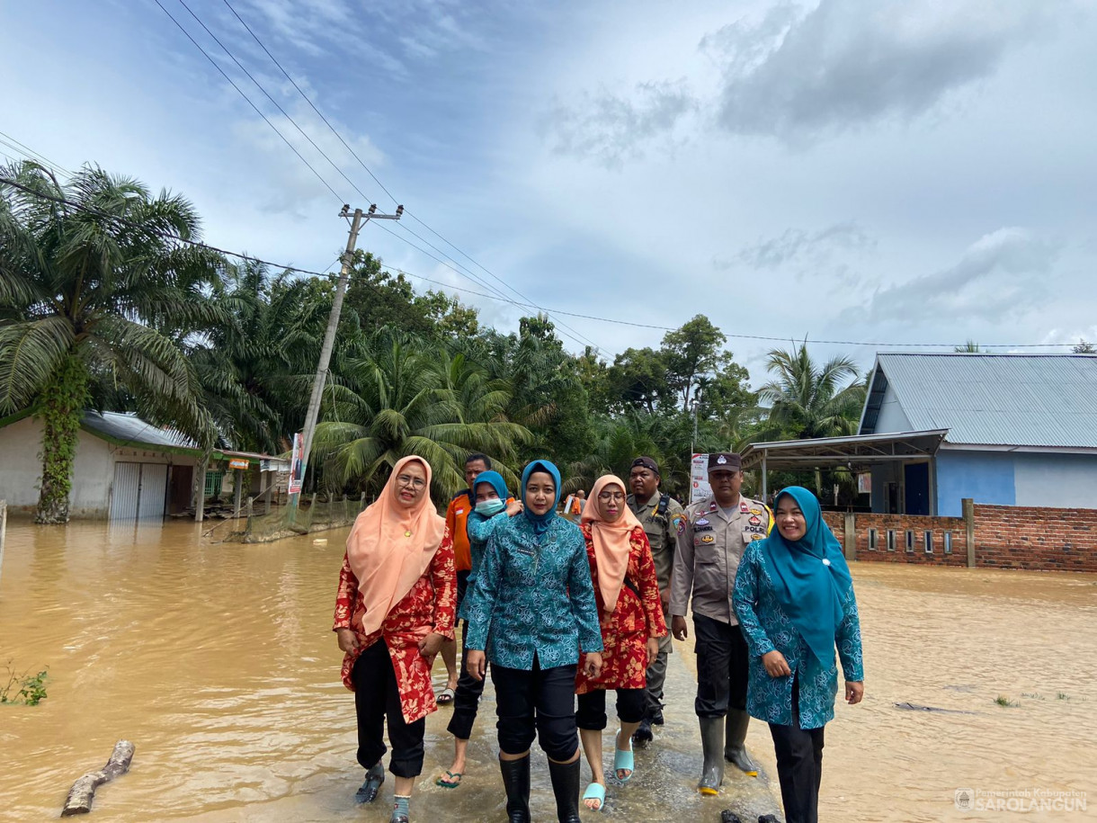 13 Januari 2024 - Ibu Penjabat Bupati Sarolangun selaku Ketua TP PKK beserta rombongan meninjau korban banjir di Kecamatan Sarolangun