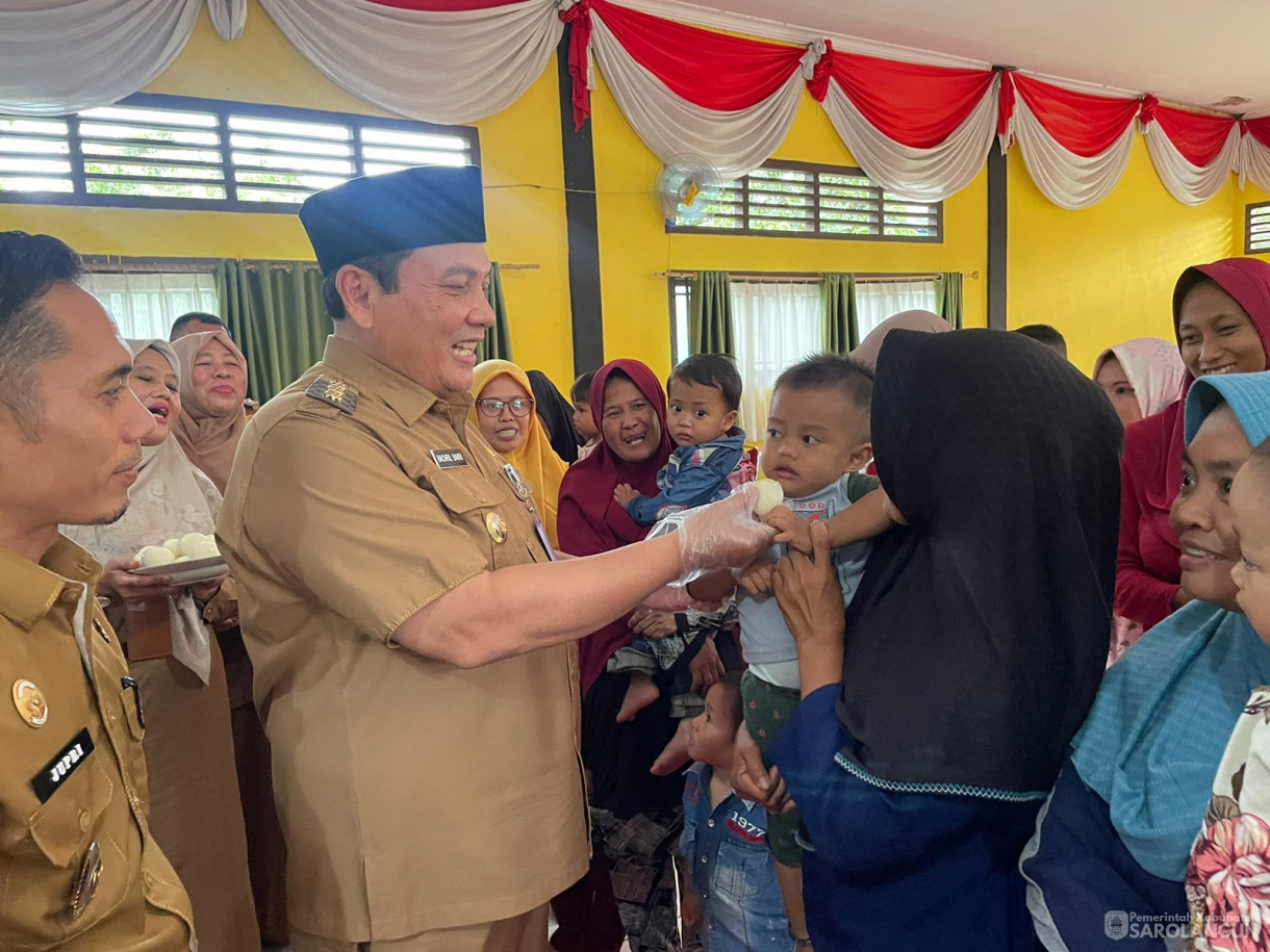 14 November 2023 - Penjabat Bupati Sarolangun MelakukanPenyerahan Bantuan Stunting di Kantor Kecamatan Pauh