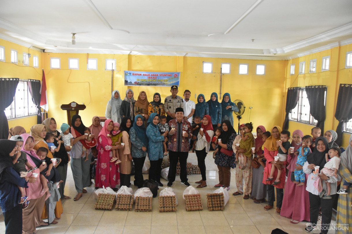 30 Maret 2024 - Penyerahan Bantuan Program Bapak Asuh Anak Stunting Untuk Keluarga Berisiko Stunting Di Kantor Camat Sarolangun