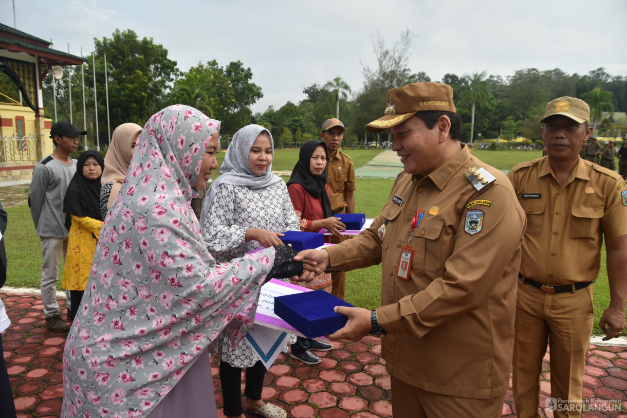 11 Desember 2023 - Apel Gabungan Sekaligus Penyerahan Hadiah Lomba Kegiatan UMKM Bangkit Dan Gabungan Kelompok Tani Terbaik Tingkat Kabupaten Sarolangun Di Lapangan Gunung Kembang Sarolangun