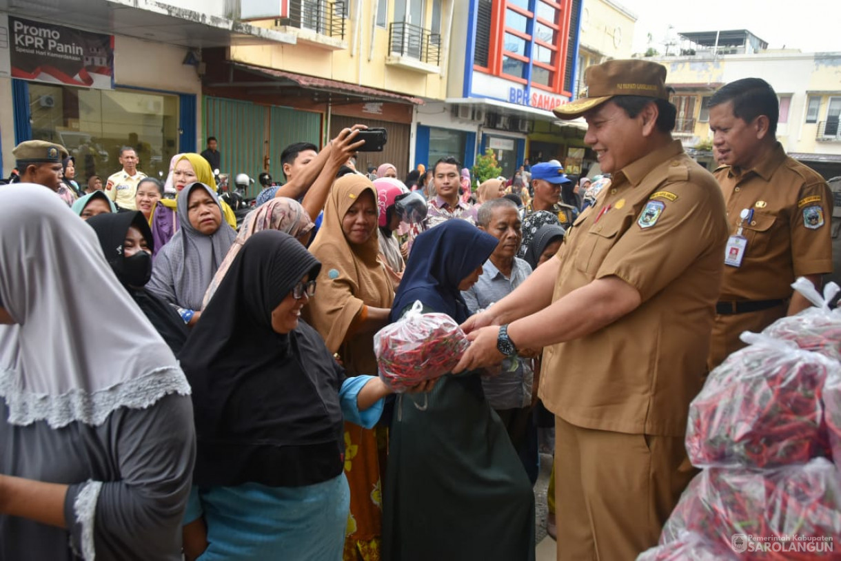 7 November 2023 - Penjabat Bupati Sarolangun Menghadiri Operasi Pasar Sembako Murah Di Ceria Toserba Sarolangun