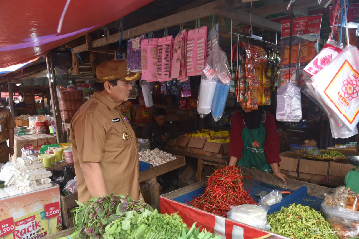 7 November 2023 - Penjabat Bupati Sarolangun Melakukan Sidak Pasar Atas Sarolangun