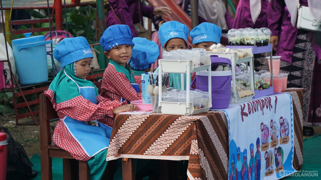 Market Day Oleh Peserta Didik TK Islam Waladun Sholihun Kecamatan Pauh