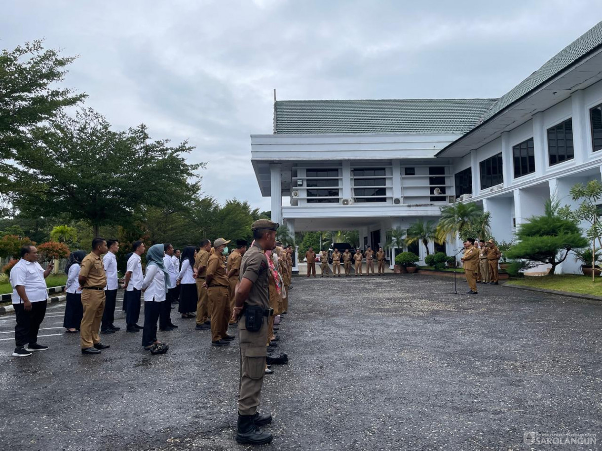 16 April 2024 - Memimpin Apel Pagi Di Lingkungan Setda Sarolangun Di Halaman Kantor Bupati Sarolangun