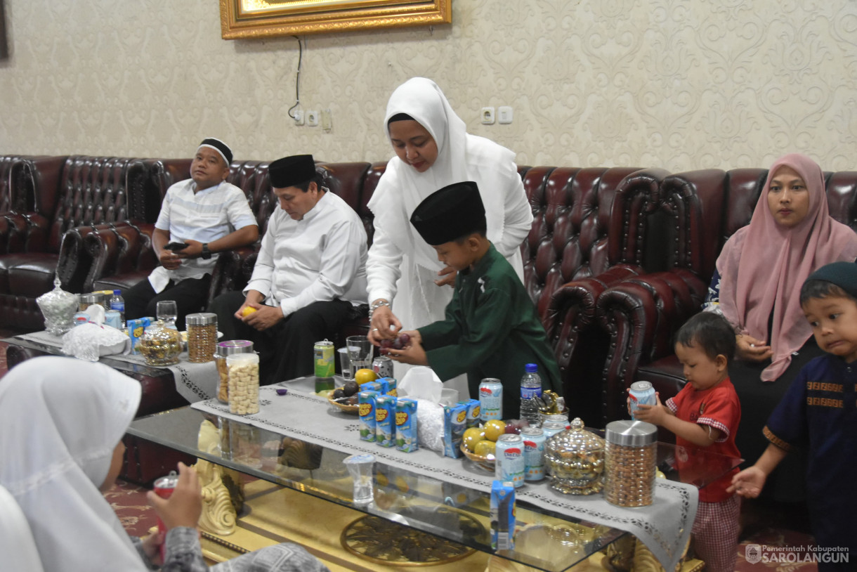 17 Juni 2024 - Makan Siang Bersama Dan Memberikan Santunan Kepada Anak Yatim 20 Orang Di Rumah Dinas Bupati Sarolangun