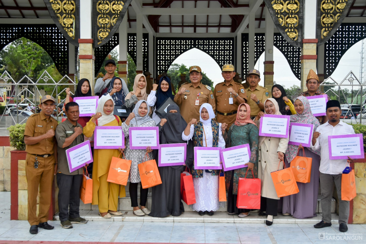 11 Desember 2023 - Apel Gabungan Sekaligus Penyerahan Hadiah Lomba Kegiatan UMKM Bangkit Dan Gabungan Kelompok Tani Terbaik Tingkat Kabupaten Sarolangun Di Lapangan Gunung Kembang Sarolangun