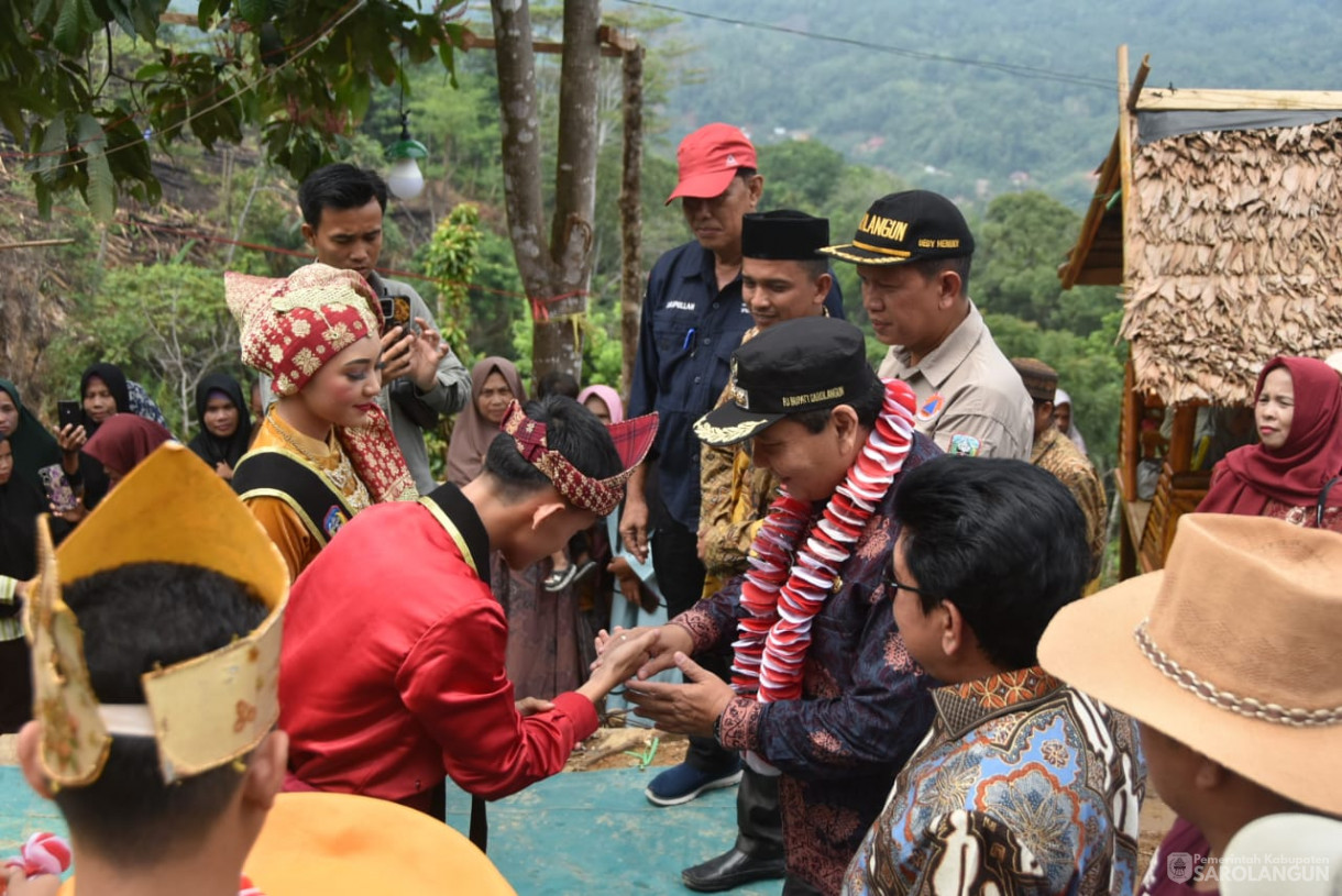 21 Oktober 2023 - Penjabat Bupati Sarolangun Melakukan Peresmian Desa Wisata Dan Wisata Pondok Buluh Bukit Rayo Desa Muaro Cuban Kecamatan Batang Asai