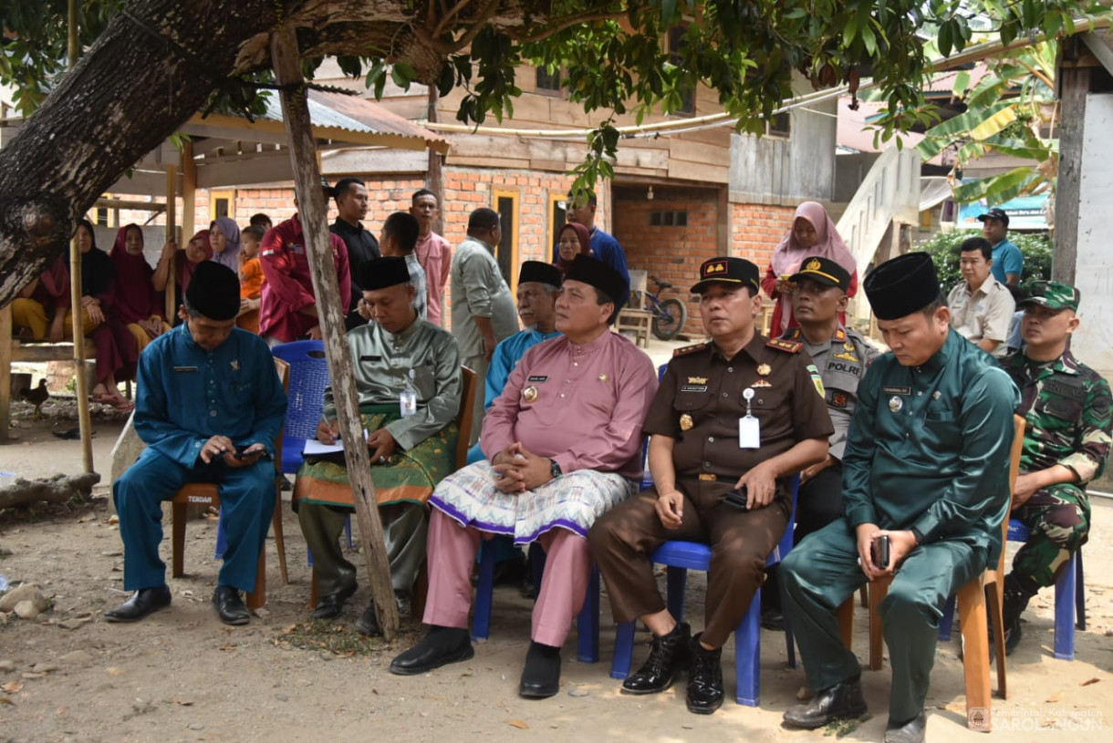 9 Oktober 2023 - Penjabat Bupati Sarolangun Menyerahkan Bantuan Pangan Dan Pakaian Kepada Korban Kebakaran di Desa Tendah Kecamatan Cermin Nan Gedang