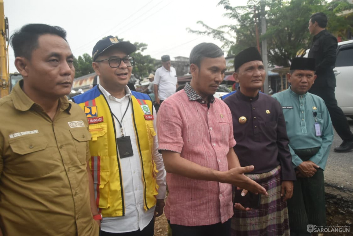 7 Oktober 2025&nbsp; Meninjau Pembangunan Jalan di Kecamatan Singkut