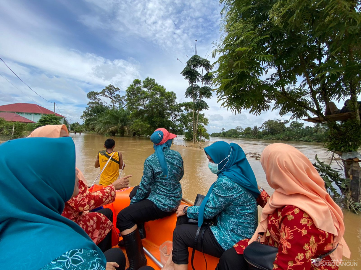 13 Januari 2024 - Ibu Penjabat Bupati Sarolangun selaku Ketua TP PKK beserta rombongan meninjau korban banjir di Kecamatan Sarolangun