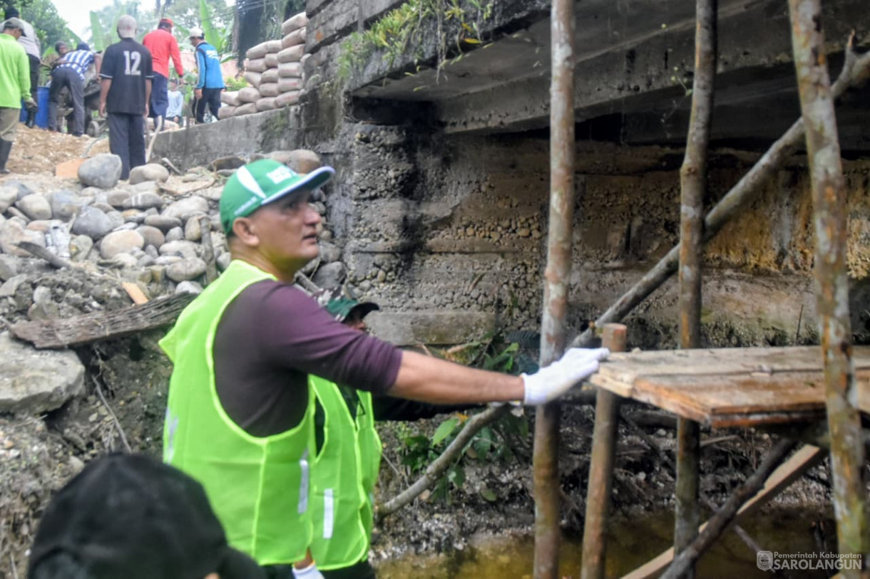 30 November 2025&nbsp; Gotong Royong Membangun Infrastruktur Bersama Masyarakat Desa Sungai Merah Kecamatan Pelawan