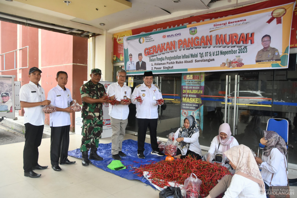 8 November 2023 - Penjabat Bupati Sarolangun Melaksanakan Gerakan Operasi Pasar Sembako Murah Hari Ke 2 Penanganan Inflasi Di Ceria Toserba Sarolangun