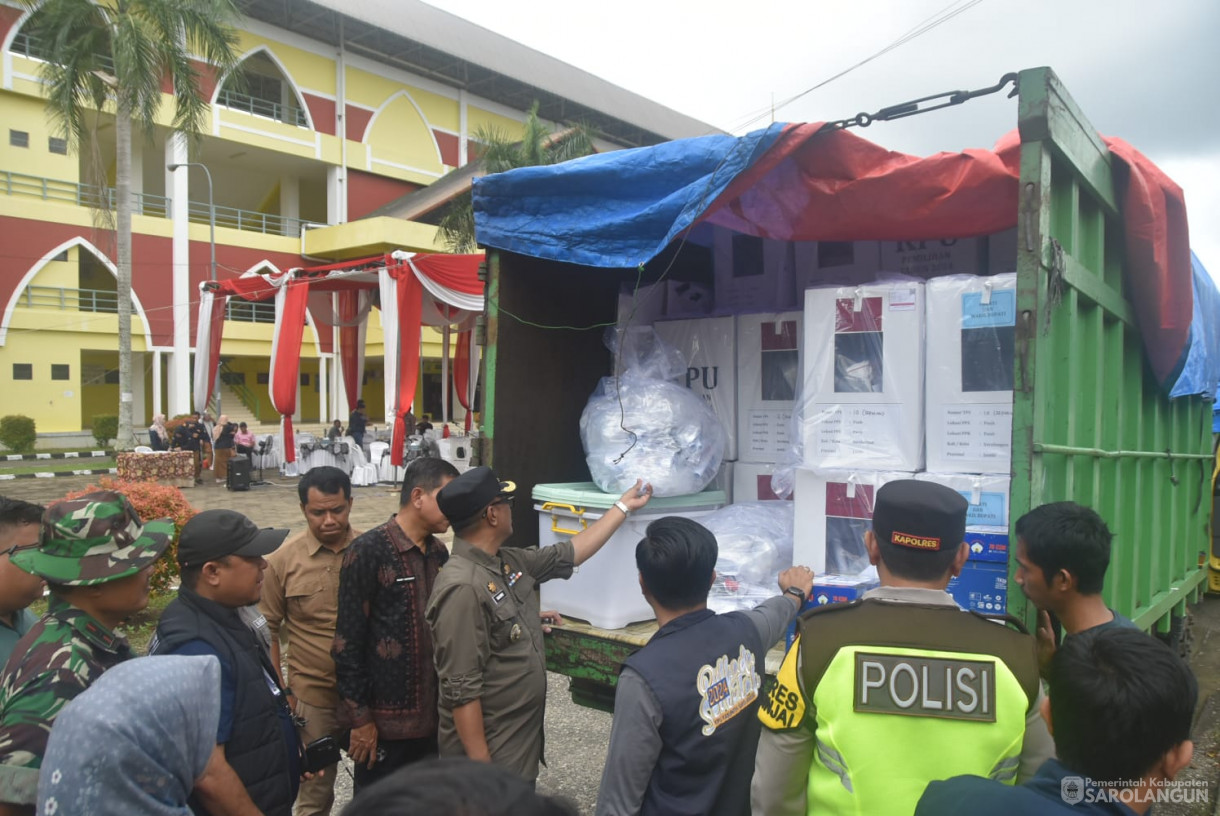 24 November 2024 - Pelepasan Pendistribusian Logistik Pemilihan Gubernur Dan Wakil Gubernur, Bupati Dan Wakil Bupati, Bertempat di Gudang Logistik KPU Gedung Tenis Indoor Sport Center