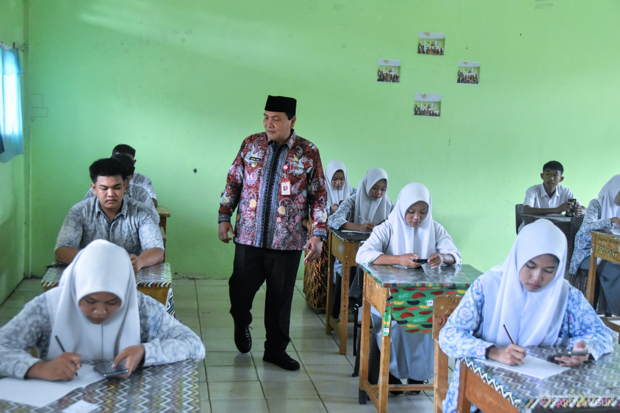 21 Maret 2024 - Meninjau Kegiatan Belajar Mengajar Dan Melihat Kondisi Jalan Di SMAN 10 Sarolangun