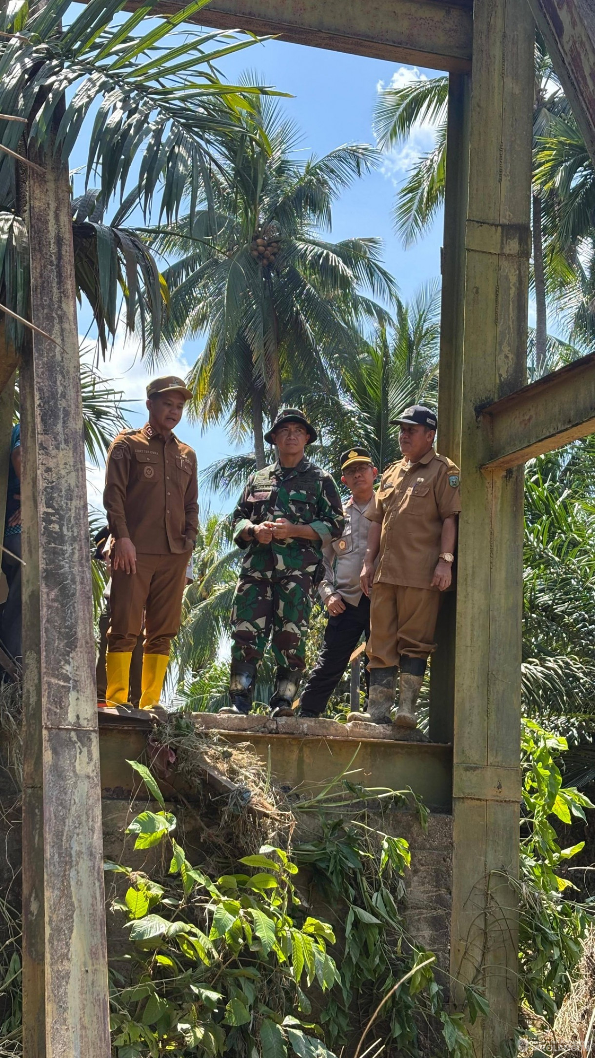 28 April 2026 Bupati Sarolangun, Wakil Bupati Sarolangun, dan Sekretaris Daerah Kabupaten Sarolangun meninjau sejumlah lokasi terdampak banjir sekaligus menyalurkan bantuan kepada masyarakat yang terdampak banjir di wilayah kabupaten sarolangun