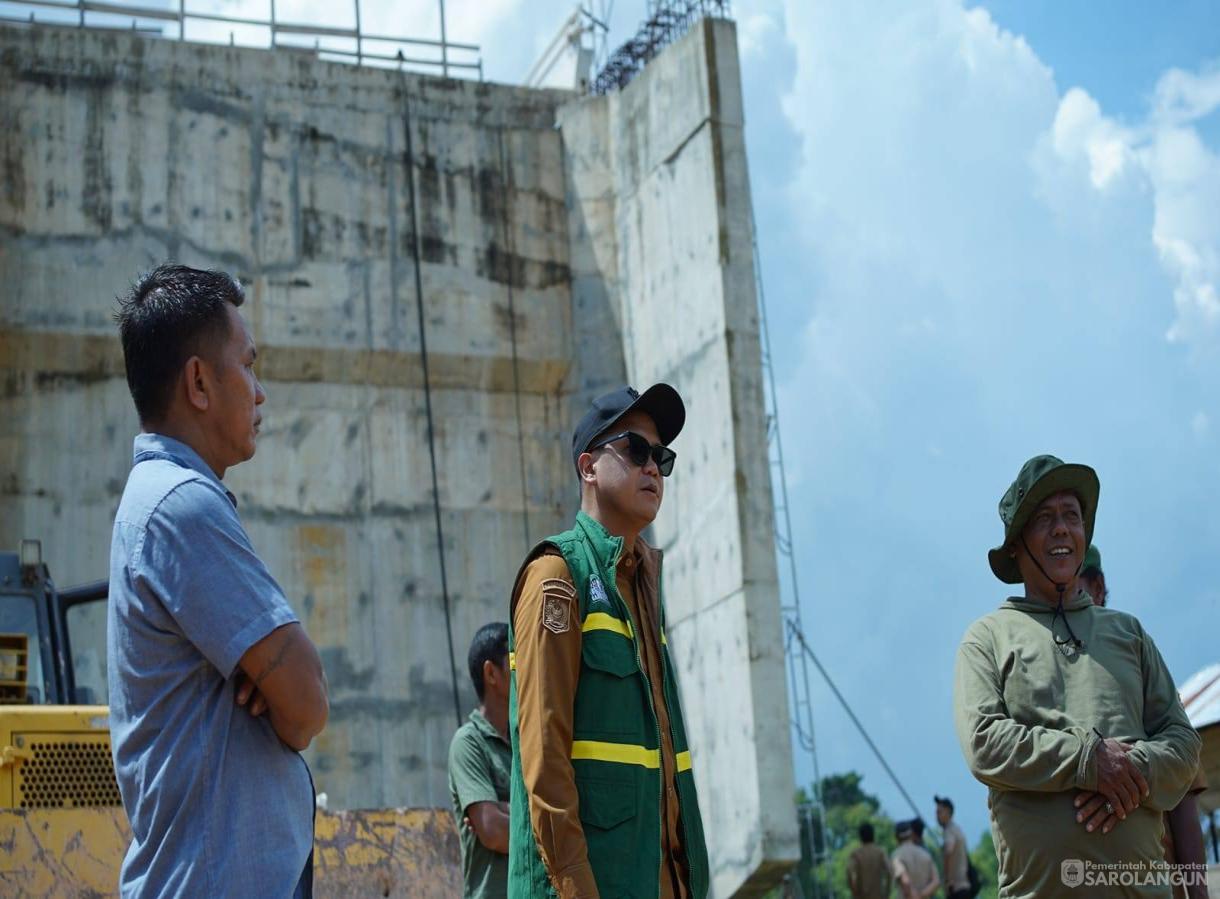 25 Mei 2026 Wakil Bupati Sarolangun meninjau pembangunan jembatan Batu bara oleh PT. SKC dan Pemerintah Provinsi Jambi di desa Muaro Ketalo Kec. Mandiangin