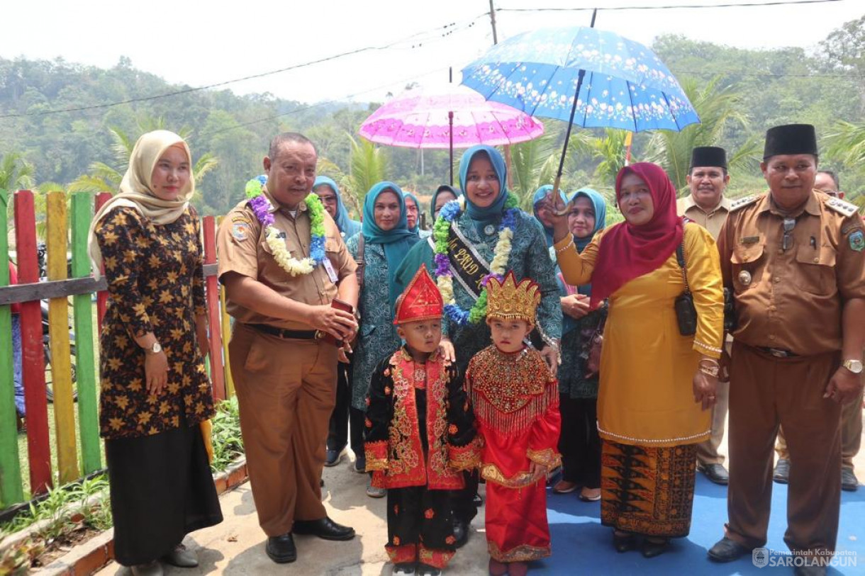 Senin,16 Oktober 2023, Ibu Penjabat Bupati Sarolangun selaku Ketua TP PKK dan Bunda PAUD Kab.Sarolangun melaksanakan kegiatan Penilaian Dasawisma,Parenting Bunda PAUD, dan Pemberian Bantuan Stunting di Desa Raden Anom Kecamatan Batang Asai