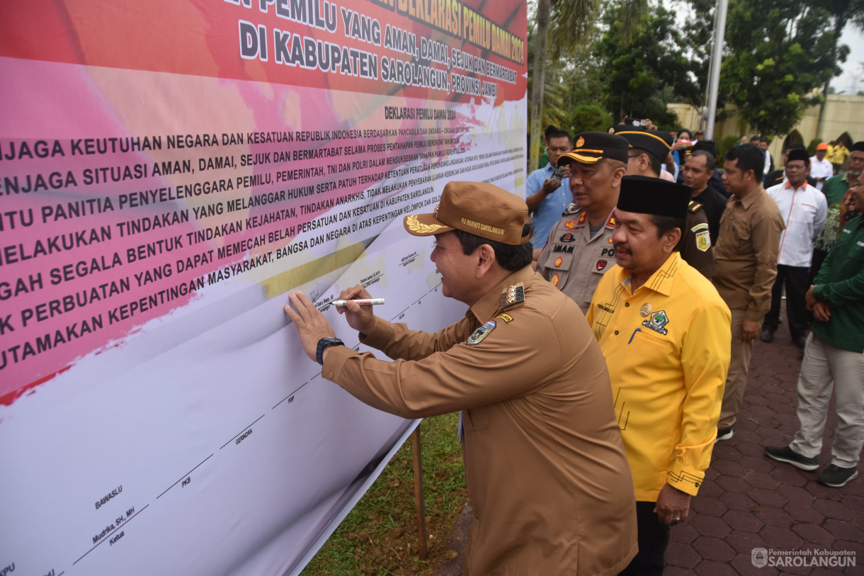 25 November 2023 - Apel Kebangsaan Dan Deklarasi Pemilu
Damai 2024 Wujudkan Pemilu Yang Aman, Damai, Sejuk Dan Bermartabat Di Kabupaten
Sarolangun Dan Penandatangan Deklarasi Pemilu Damai Dilapangan Polres
Sarolangun