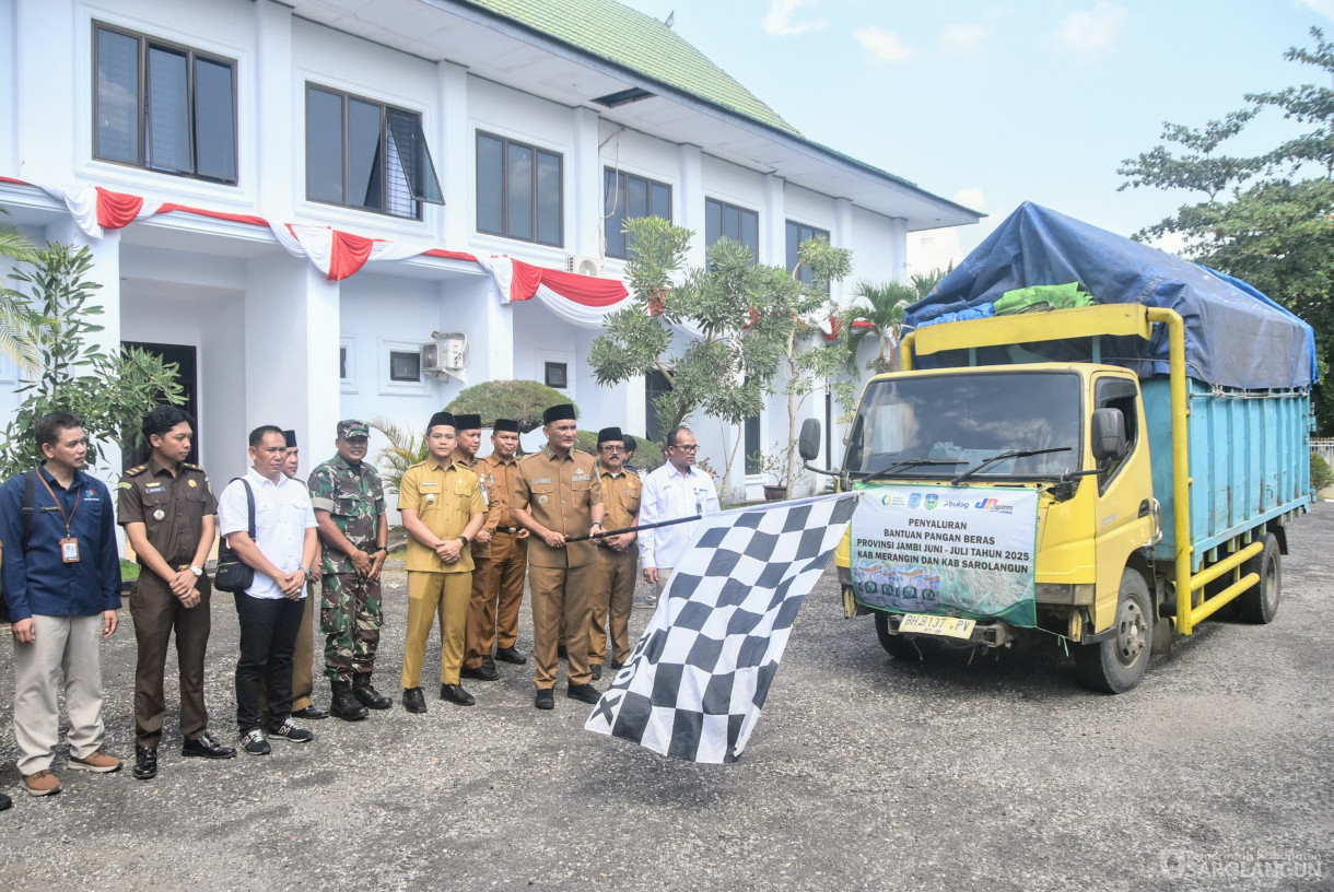 28 Juli 2025 - Launching Penyaluran Cadangan Beras Pemerintah Untuk Bantuan Pangan di Halaman Kantor Bupati Sarolangun