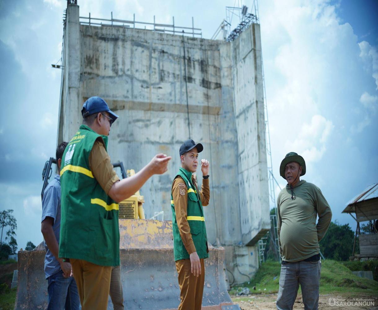 25 Mei 2026 Wakil Bupati Sarolangun meninjau pembangunan jembatan Batu bara oleh PT. SKC dan Pemerintah Provinsi Jambi di desa Muaro Ketalo Kec. Mandiangin