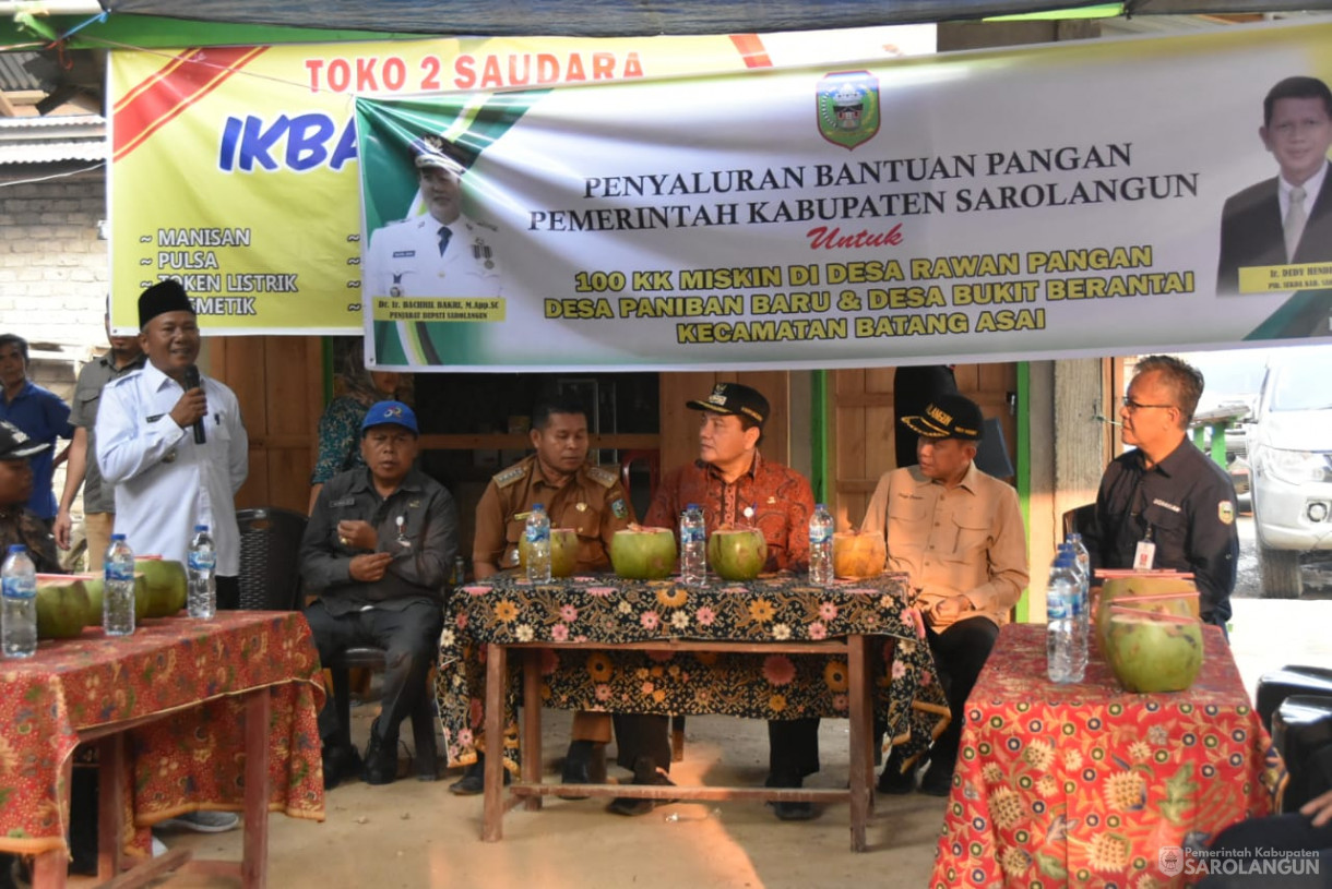 5 Oktober 2023 - Penjabat Bupati Sarolangun Melakukan Penyerahan Bantuan Pangan Berupa Beras Untuk 50 KK di Desa Paniban Baru dan Desa Bukit Berantai Kecamatan Batang Asai