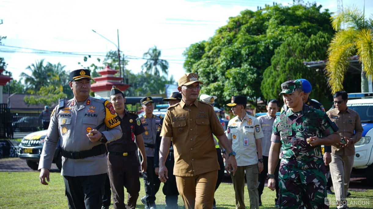 Apel Gelar Pasukan Dalam Rangka Operasi Lilin Tahun 2025 Sekaligus Memberikan Penghargaan dari Bapak Bupati Kepada 4 Pejabat Polres Sarolangun