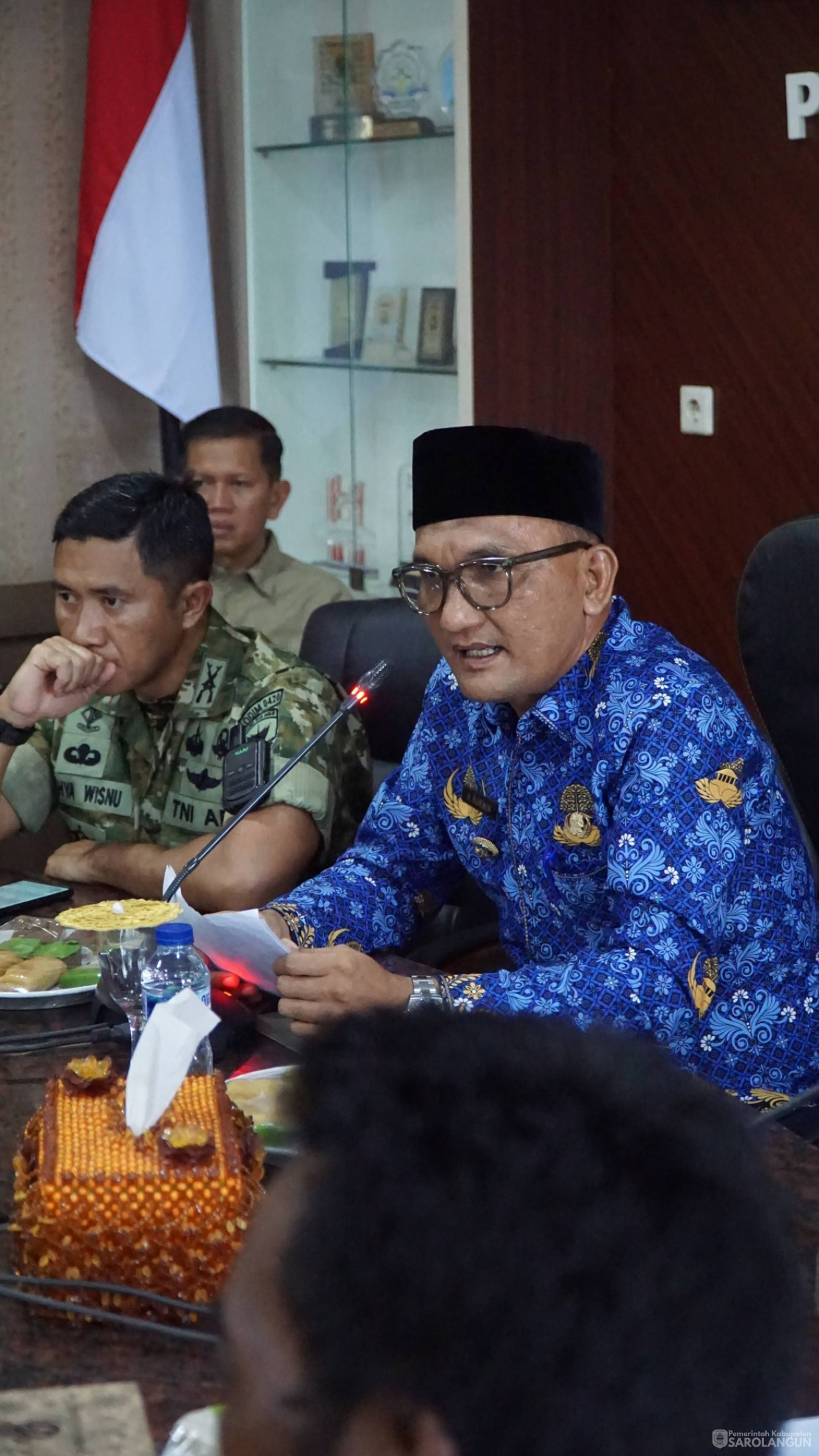 17 April 2026 Bupati Sarolangun Bersama Jajaran Forkopimda, Tokoh Adat, Tokoh Masyarakat Melaksanakan Rapat Penyelesaian Konflik Antara PT. SAL dan Warga Suku Anak Dalam di Ruang Pola utama Kantor Bupati Sarolangun