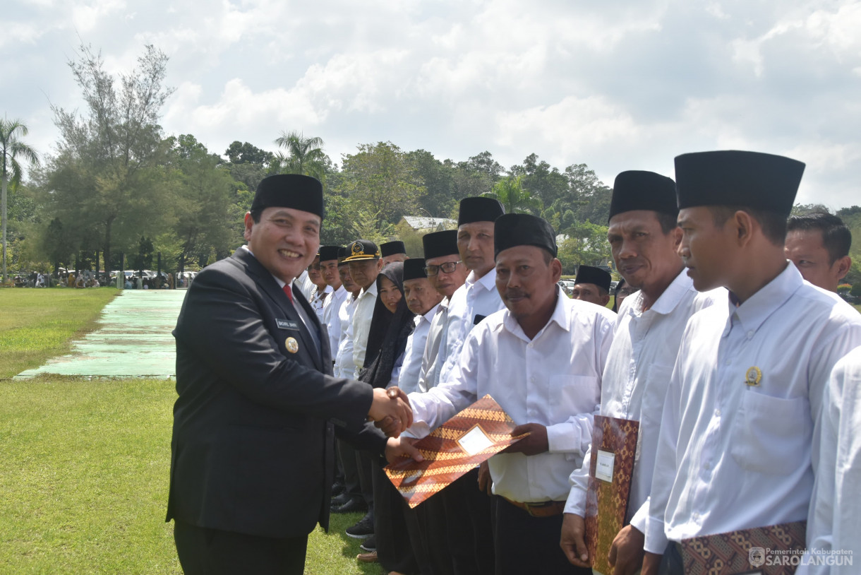 23 Juli 2024 - Pengukuhan Dan Penyerahan SK Perpanjangan Kepala Desa Dan BPD SeKabupaten Sarolangun Dan Launching Pembagian 10 Juta Bendera Merah Putih Dalam Rangka Hut Republik Indonesia Ke 79 Tahun 2024 Bertempat di Lapangan Gunung Kembang Sarolangun