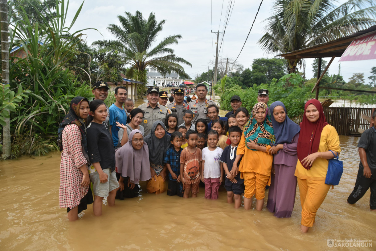 13 Januari 2024 - Meninjau Lokasi Terdampak Banjir Sekaligus Memberikan Bantuan Di Desa Bernai Dalam