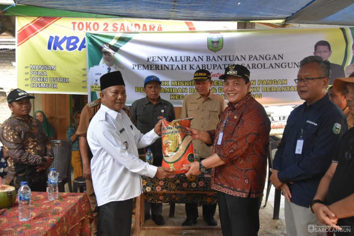 5 Oktober 2023 - Penjabat Bupati Sarolangun Melakukan Penyerahan Bantuan Pangan Berupa Beras Untuk 50 KK di Desa Paniban Baru dan Desa Bukit Berantai Kecamatan Batang Asai