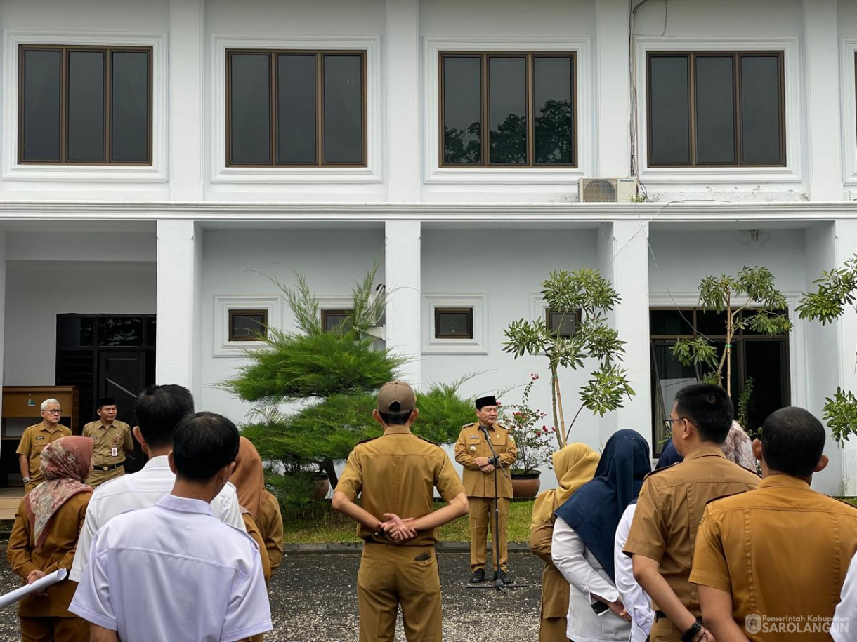 16 April 2024 - Memimpin Apel Pagi Di Lingkungan Setda Sarolangun Di Halaman Kantor Bupati Sarolangun