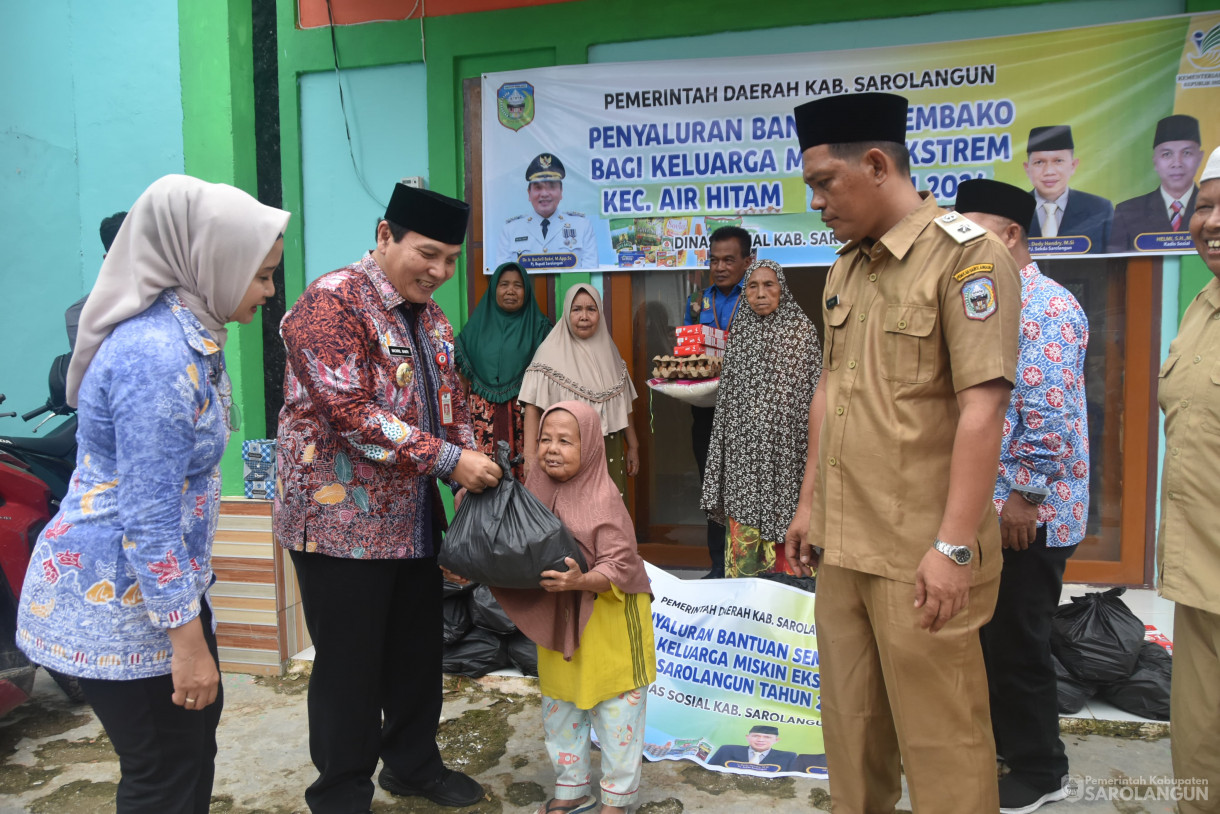 20 Juni 2024 - Penyerahan Bantuan Sembako Untuk Keluarga Miskin Ekstrim Dan Penyerahan Bantuan Makanan Untuk Pencegahan Stunting Di Kantor Desa Jernih Kecamatan Air Hitam