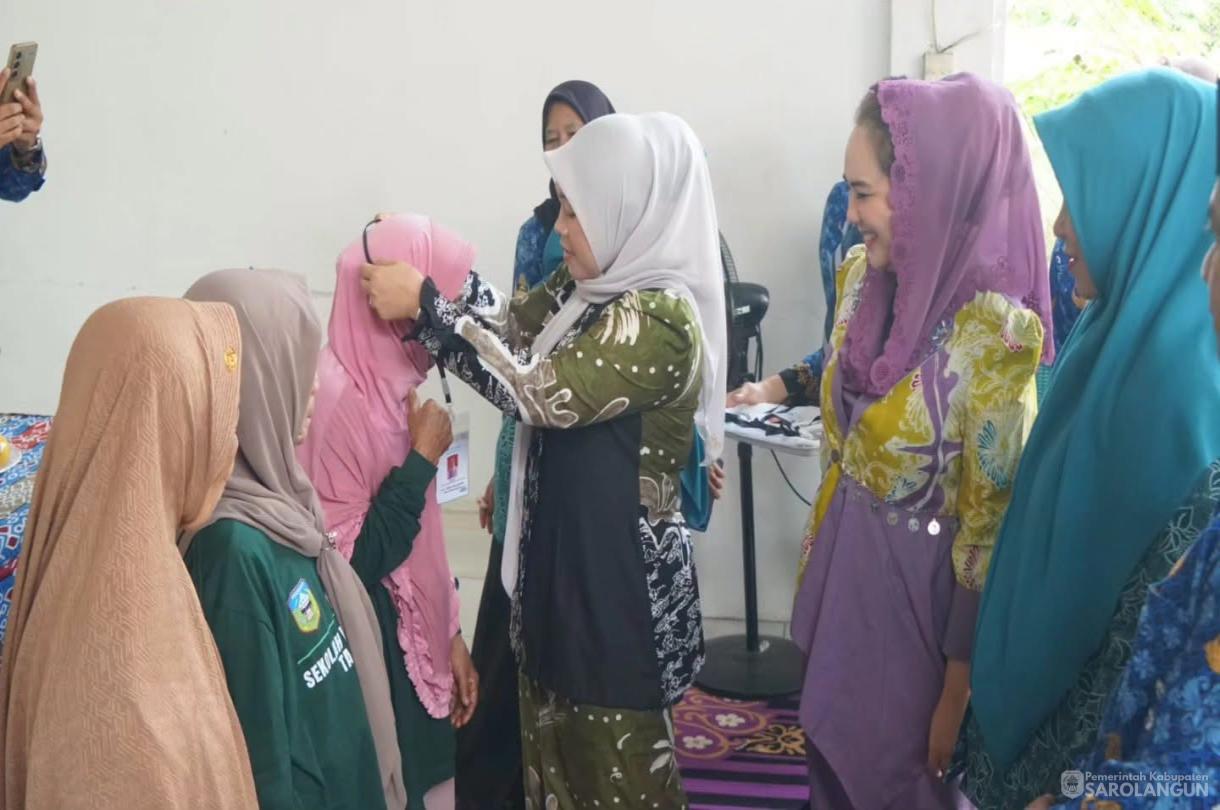 17 Juni 2026 Ketua TP. PKK Kab. Sarolangun membuka acara Launching Sekolah Lansia Sinar Senja kelurahan Dusun Sarolangun