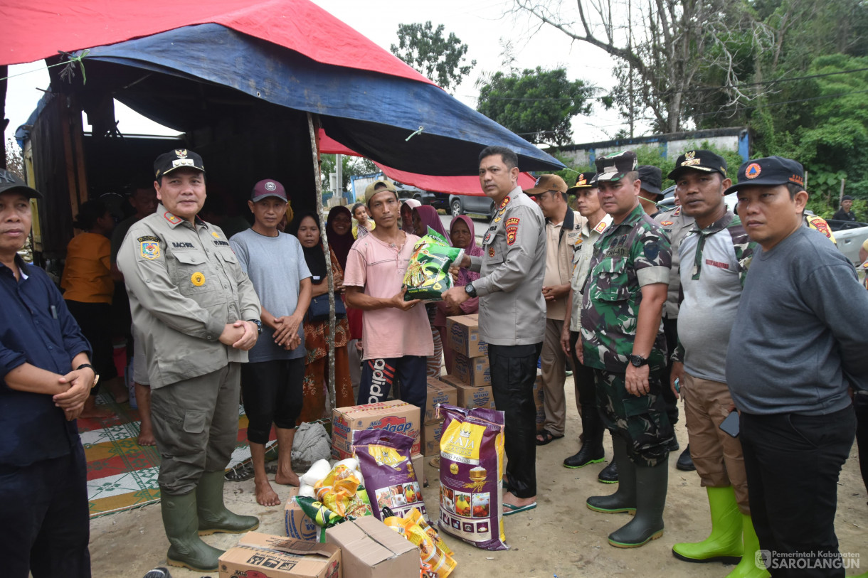 13 Januari 2024 - Meninjau Lokasi Terdampak Banjir Sekaligus Memberikan Bantuan Di Desa Bernai Dalam