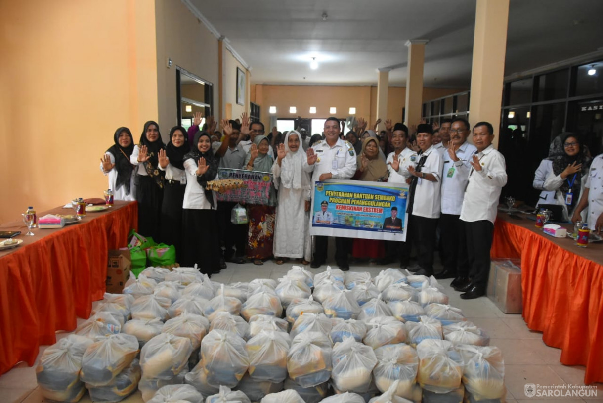 20 September 2023 - Penjabat Bupati Sarolangun Menghadiri Penyerahan Bantuan Stunting, penanganan Kemiskinan Ekstrim di Kantor Camat Mandiangin