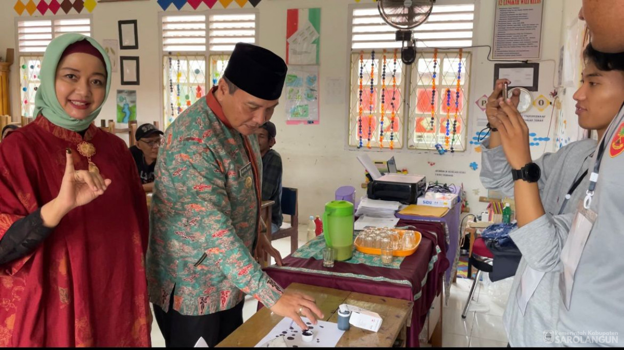 14 Februari 2024 - PJ Bupati Sarolangun Melaksanakan Pencoblosan Pemilu 2024 di TPS 3 Kelurahan Pasar Sarolangun