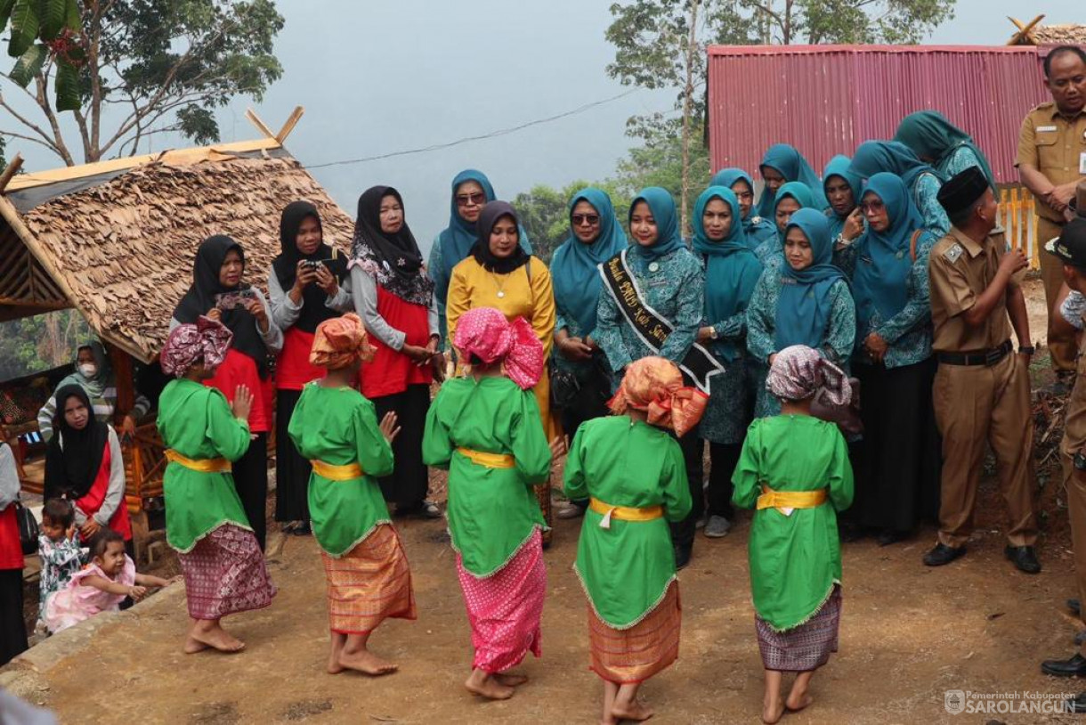 Senin,16 Oktober 2023, Ibu Penjabat Bupati Sarolangun selaku Ketua TP PKK dan Bunda PAUD Kab.Sarolangun melaksanakan kegiatan Penilaian Dasawisma,Parenting Bunda PAUD, dan Pemberian Bantuan Stunting di Desa Raden Anom Kecamatan Batang Asai