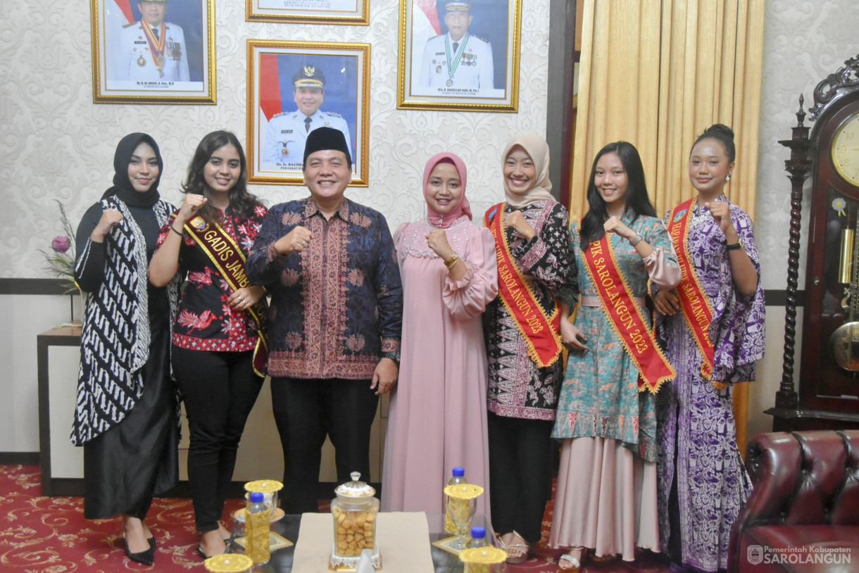 1 Juni 2024 -&nbsp;Makan Malam Bersama Finalis Bujang Gadis Kota Jambi Asal Sarolangun di Rumah Dinas Bupati Sarolangun