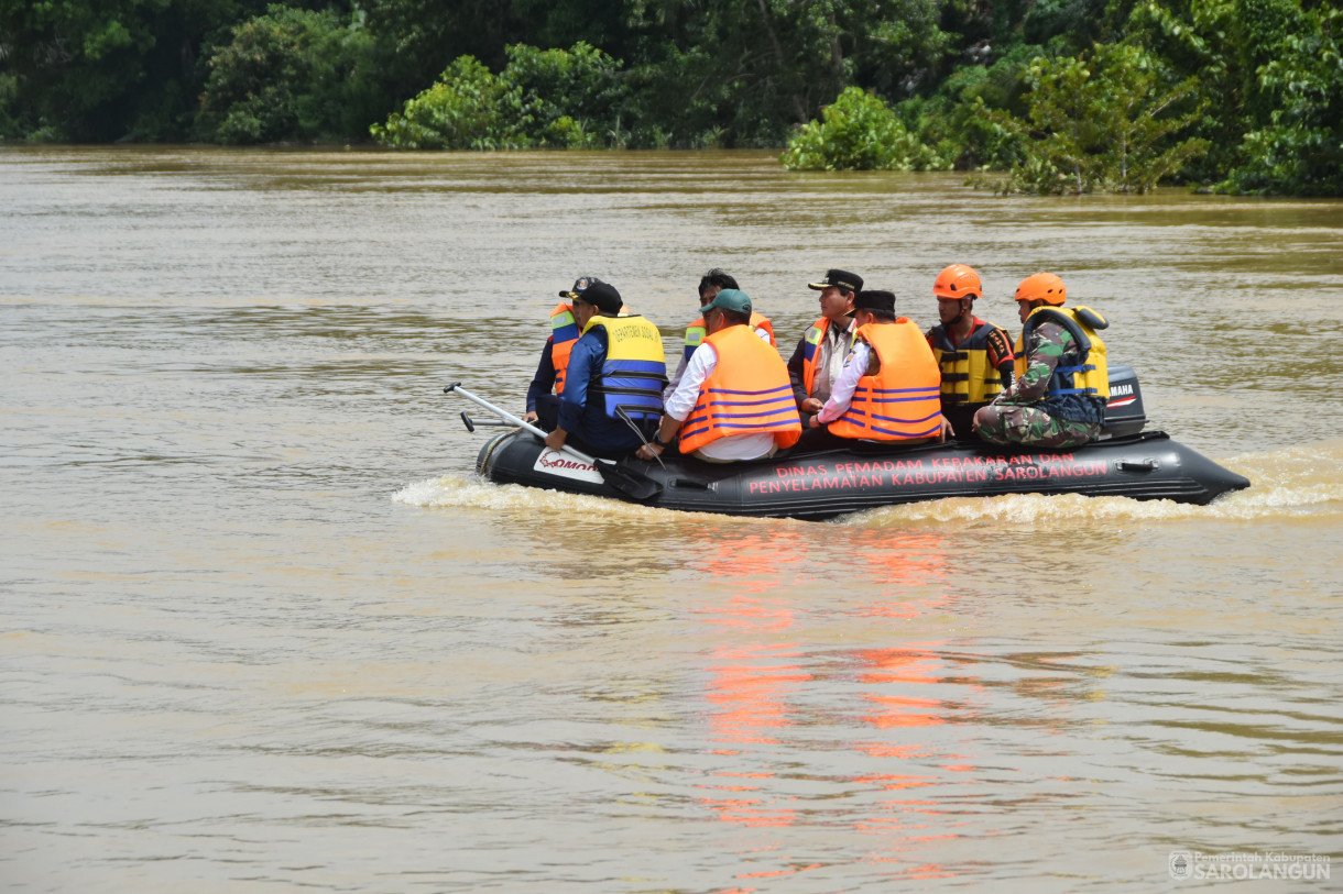 20 Januari 2023 - Mendampingi Gubernur Jambi Meninjau Lokasi Terdampak Banjir Serta Memberikan Bantuan Di Mandiangin Tuo Kecamatan Mandiangin