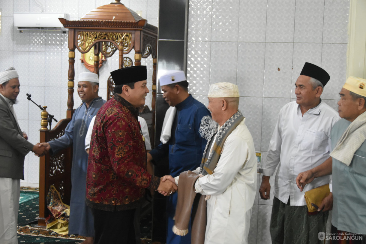 17 November 2023 - Penjabat Bupati Sarolangun Melaksanakan Jumling di Masjid Nurul Falah Kelurahan Aurgading Sarolangun